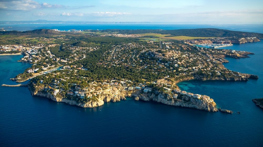Calvia aus der Vogelperspektive: Küsten- Landschaft an der Steilküste am Balearen-Meer in Calvia auf der Mittelmeer- Insel Mallorca, Spanien