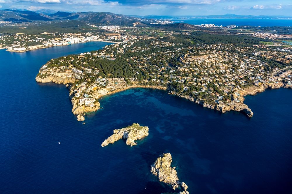 Luftaufnahme Calvia - Küsten- Landschaft an der Steilküste am Balearen-Meer in Calvia auf der Mittelmeer- Insel Mallorca, Spanien