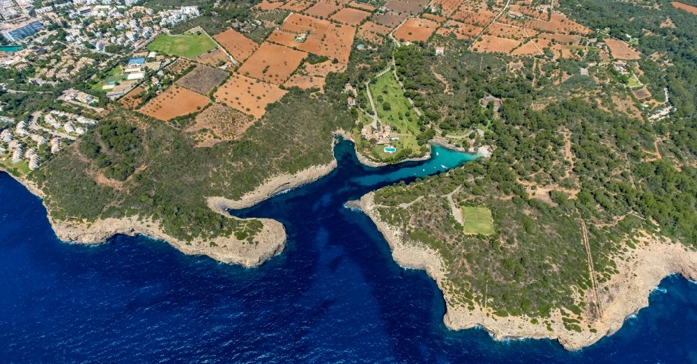 Luftaufnahme Santanyi - Küsten- Landschaft an der Steilküste am Balearen-Meer in Santanyi in Islas Baleares, Spanien