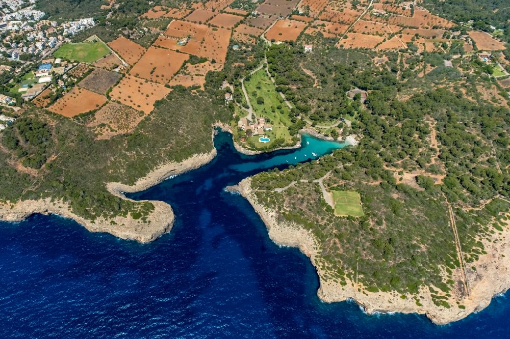 Santanyi aus der Vogelperspektive: Küsten- Landschaft an der Steilküste am Balearen-Meer in Santanyi in Islas Baleares, Spanien