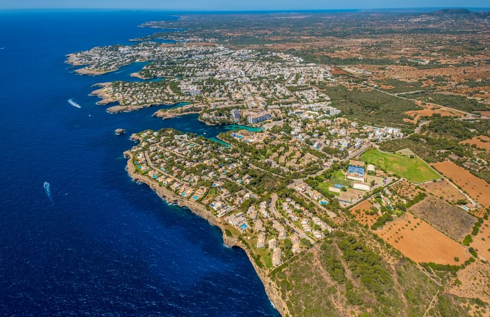 Luftaufnahme Santanyi - Küsten- Landschaft an der Steilküste am Balearen-Meer in Santanyi in Islas Baleares, Spanien