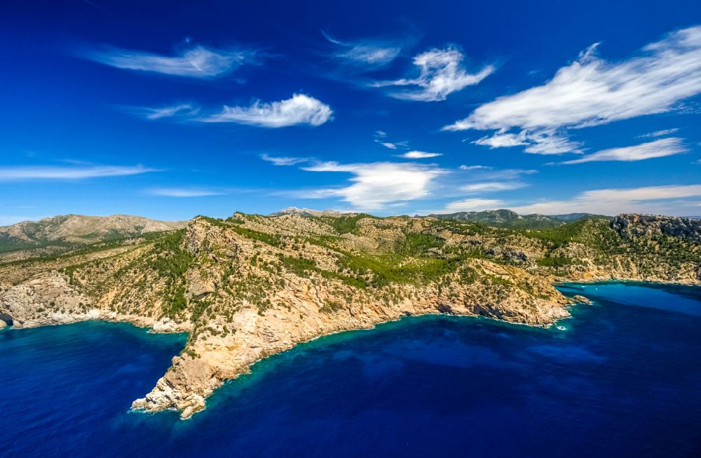 Sant Elm von oben - Küsten- Landschaft an der Steilküste bei Sant Elm in Balearische Inseln, Spanien