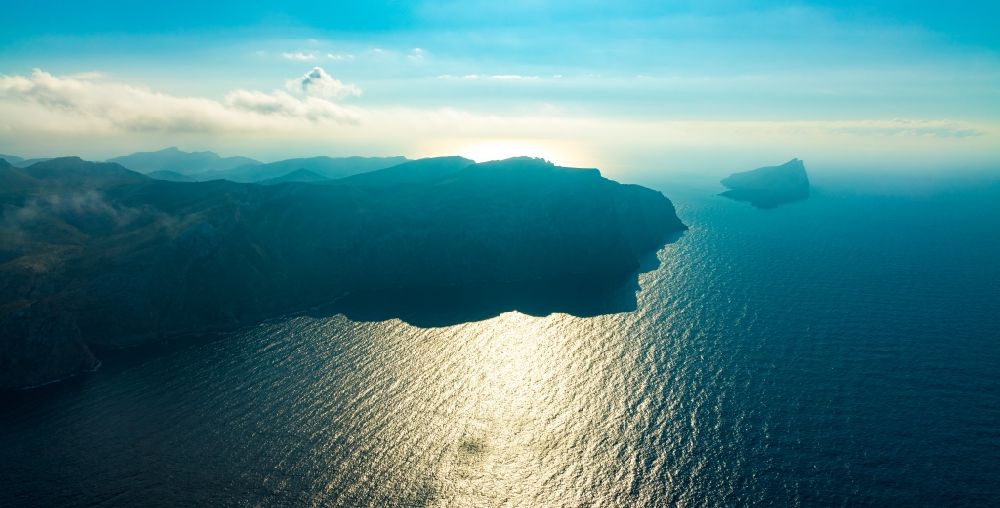 Andratx aus der Vogelperspektive: Küsten- Landschaft an der Steilküste mit Blick auf die Insel Sa Dragonera in Andratx in Balearische Insel Mallorca, Spanien