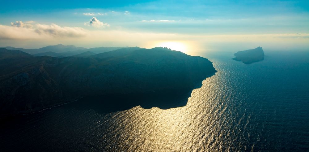 Luftbild Andratx - Küsten- Landschaft an der Steilküste mit Blick auf die Insel Sa Dragonera in Andratx in Balearische Insel Mallorca, Spanien