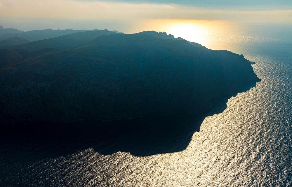 Luftaufnahme Andratx - Küsten- Landschaft an der Steilküste mit Blick auf die Insel Sa Dragonera in Andratx in Balearische Insel Mallorca, Spanien