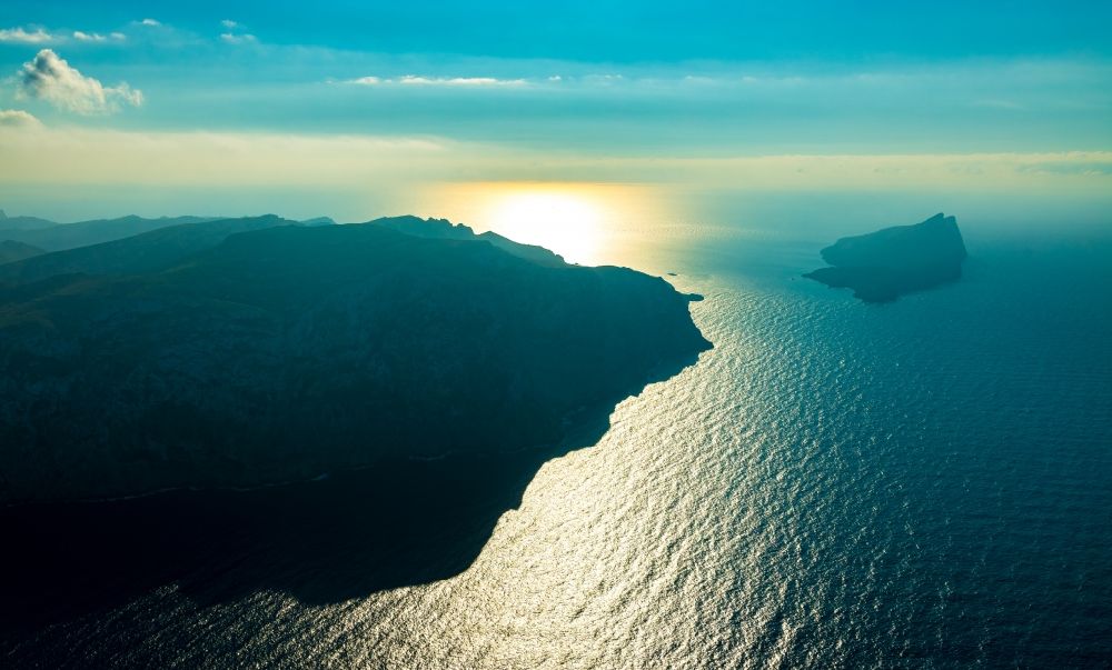 Andratx von oben - Küsten- Landschaft an der Steilküste mit Blick auf die Insel Sa Dragonera in Andratx in Balearische Insel Mallorca, Spanien