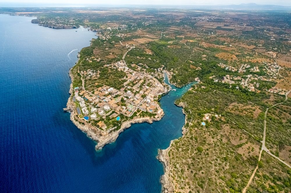 Cala Figue aus der Vogelperspektive: Küsten- Landschaft an der Steilküste Cala Magrana in Cala Figue in Balearische Insel Mallorca, Spanien