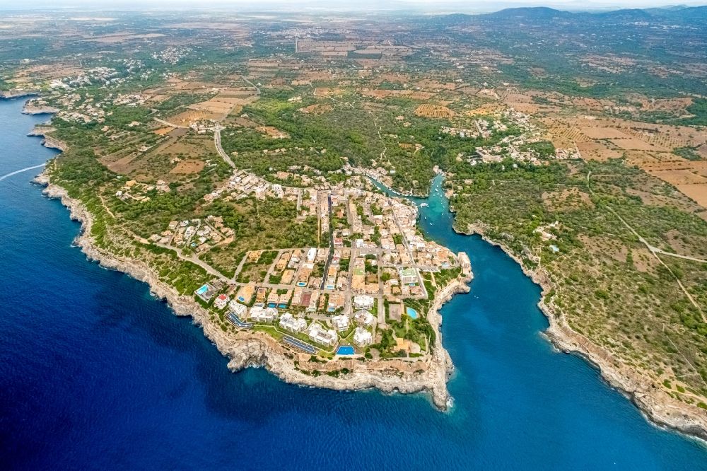 Luftaufnahme Cala Figue - Küsten- Landschaft an der Steilküste Cala Magrana in Cala Figue in Balearische Insel Mallorca, Spanien