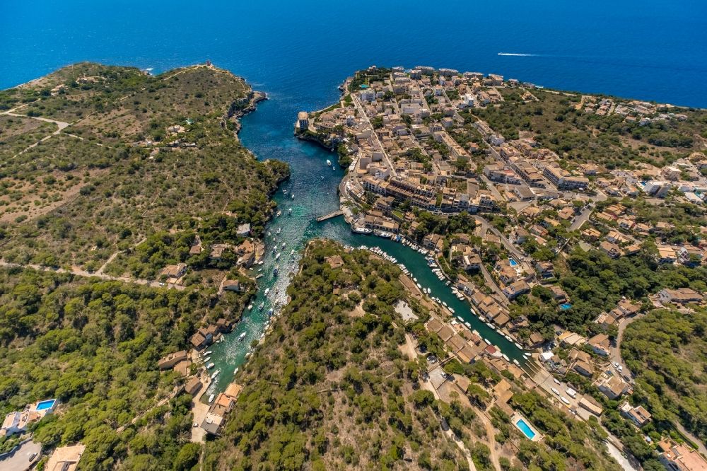 Luftaufnahme Cala Figue - Küsten- Landschaft an der Steilküste Cala Magrana in Cala Figue in Balearische Insel Mallorca, Spanien