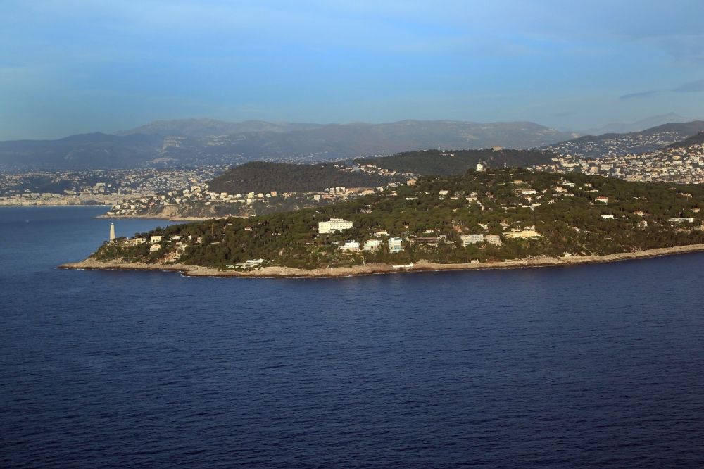 Luftaufnahme Saint-Jean-Cap-Ferrat - Küsten- Landschaft an der Steilküste der Halbinsel Cap Ferrat im Mittelmeer in Saint-Jean-Cap-Ferrat in Provence-Alpes-Cote d'Azur, Frankreich