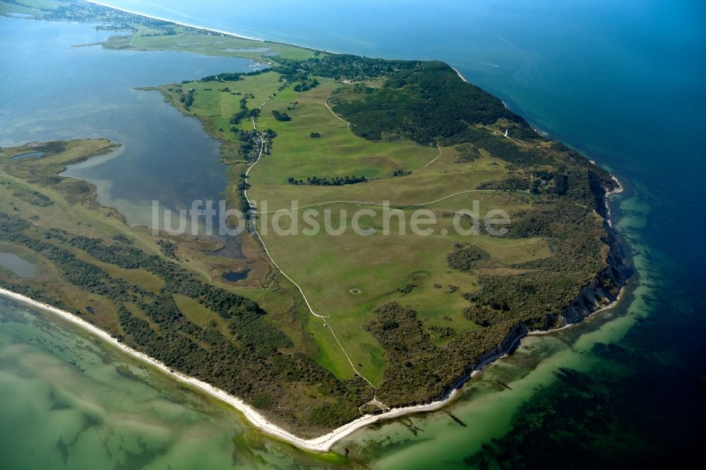 Insel Hiddensee aus der Vogelperspektive: Küsten- Landschaft an der Steilküste der Insel Hiddensee im Bundesland Mecklenburg-Vorpommern