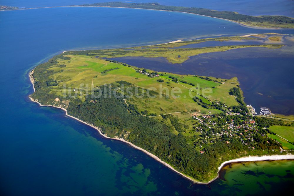 Luftaufnahme Insel Hiddensee - Küsten- Landschaft an der Steilküste der Insel Hiddensee im Bundesland Mecklenburg-Vorpommern