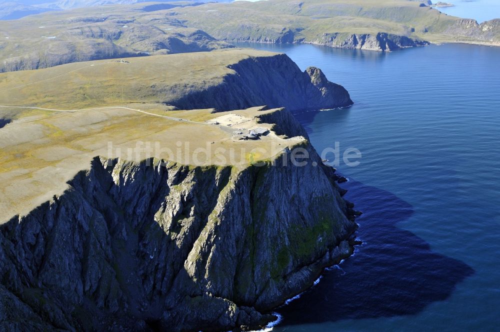 Luftaufnahme Nordkap - Küsten- Landschaft an der Steilküste der Landzunge Knivskjellodden in Nordkap in Norwegen