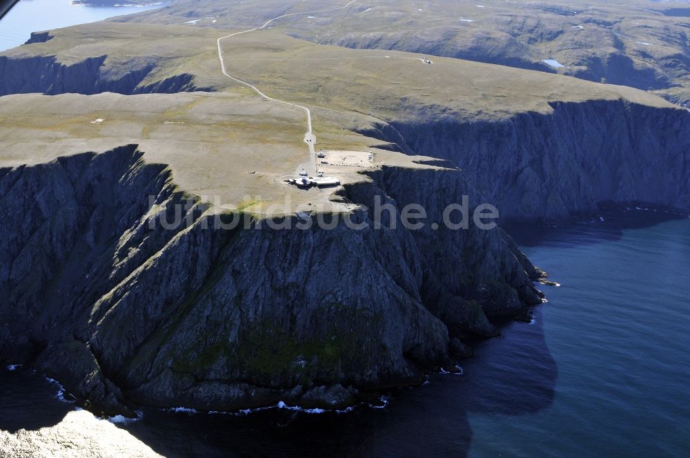 Nordkap aus der Vogelperspektive: Küsten- Landschaft an der Steilküste der Landzunge Knivskjellodden in Nordkap in Norwegen