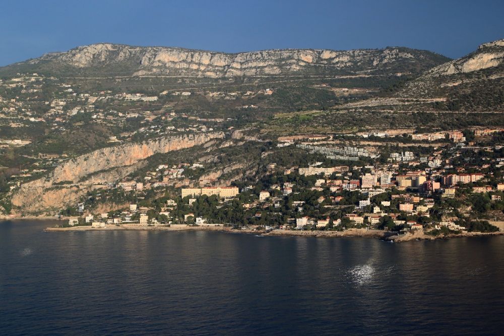 Luftaufnahme Cap-d'Ail - Küsten- Landschaft an der Steilküste des Mittelmeeres in Cap-d'Ail in Provence-Alpes-Cote d'Azur, Frankreich