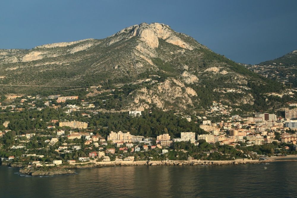 Cap-d'Ail von oben - Küsten- Landschaft an der Steilküste des Mittelmeeres in Cap-d'Ail in Provence-Alpes-Cote d'Azur, Frankreich