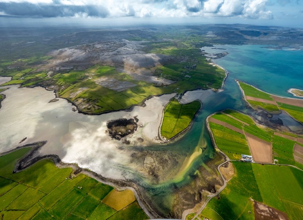 Ballyvaughan aus der Vogelperspektive: Küsten- Landschaft an der Steilküste der Nordatlantischer Ozean in Ballyvaughan in Clare, Irland