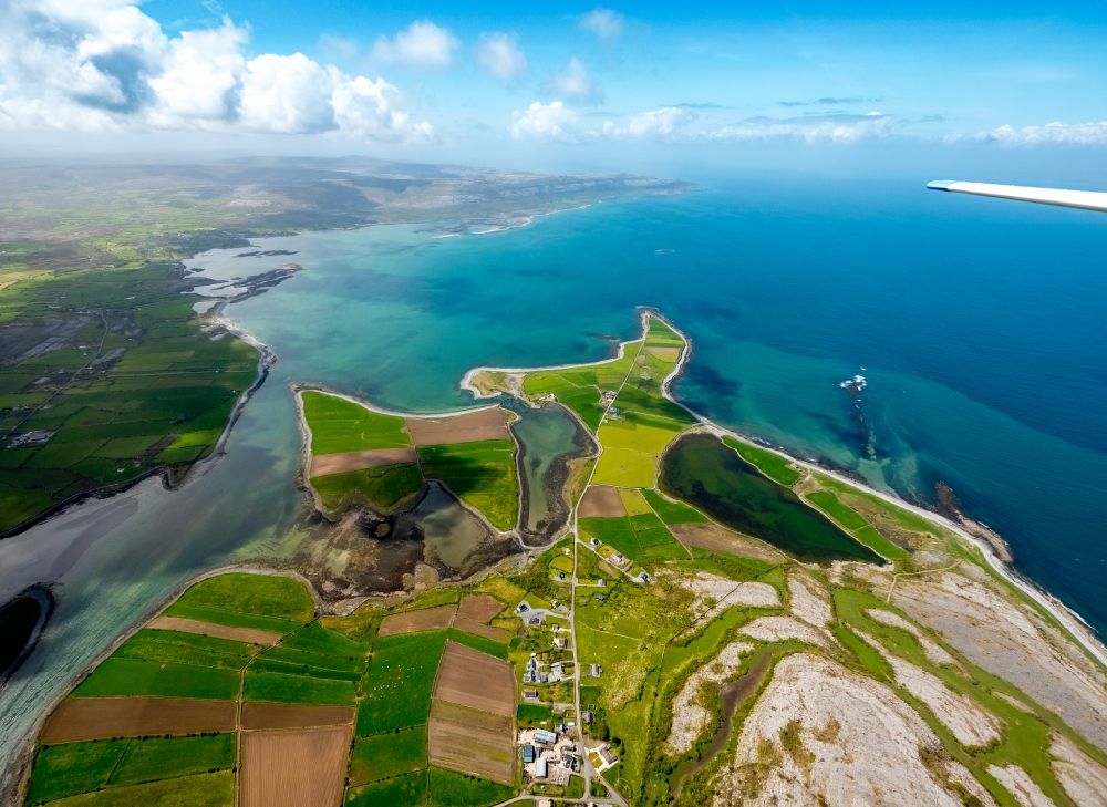 Luftbild Ballyvaughan - Küsten- Landschaft an der Steilküste der Nordatlantischer Ozean in Ballyvaughan in Clare, Irland