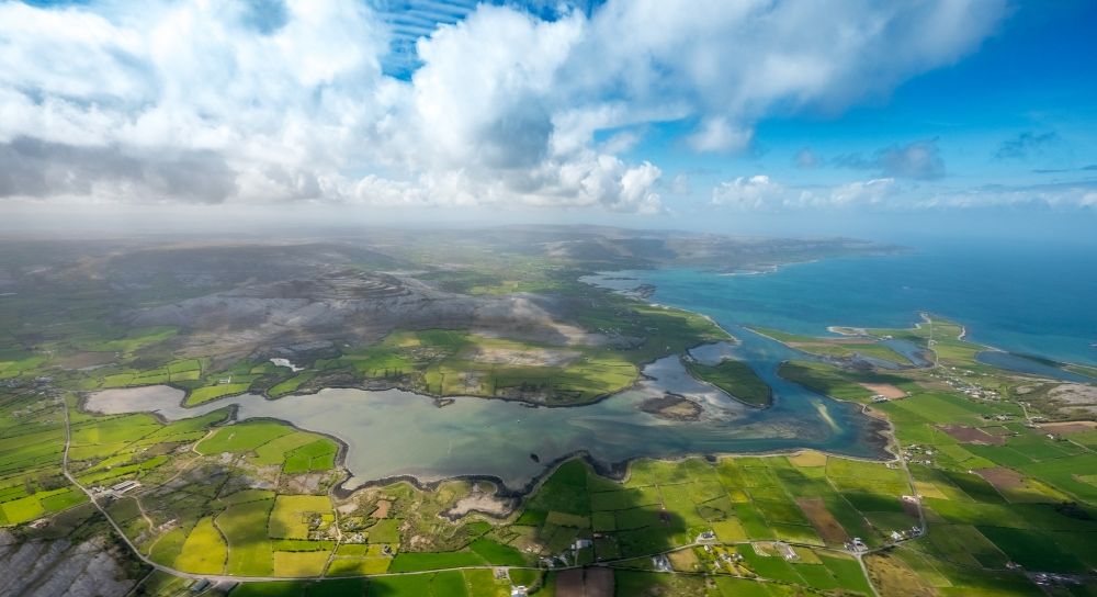 Luftaufnahme Ballyvaughan - Küsten- Landschaft an der Steilküste der Nordatlantischer Ozean in Ballyvaughan in Clare, Irland