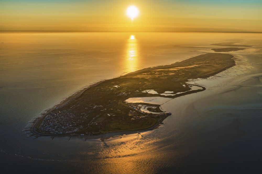 Norderney aus der Vogelperspektive: Küsten der Nordseeinsel Norderney bei Sonnenaufgang in Norderney im Bundesland Niedersachsen, Deutschland