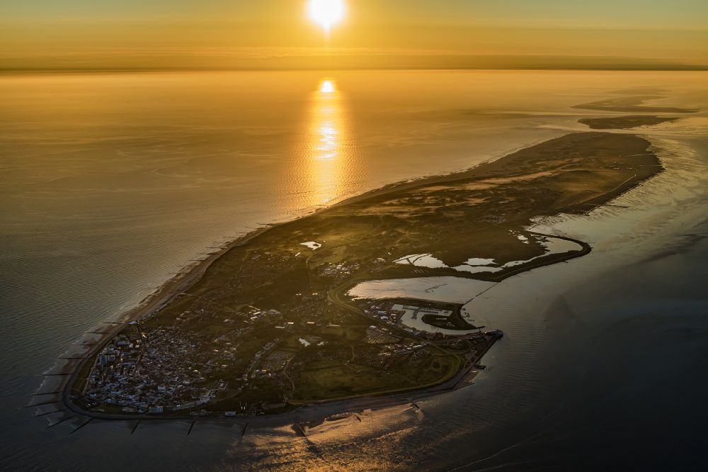 Luftbild Norderney - Küsten der Nordseeinsel Norderney bei Sonnenaufgang in Norderney im Bundesland Niedersachsen, Deutschland