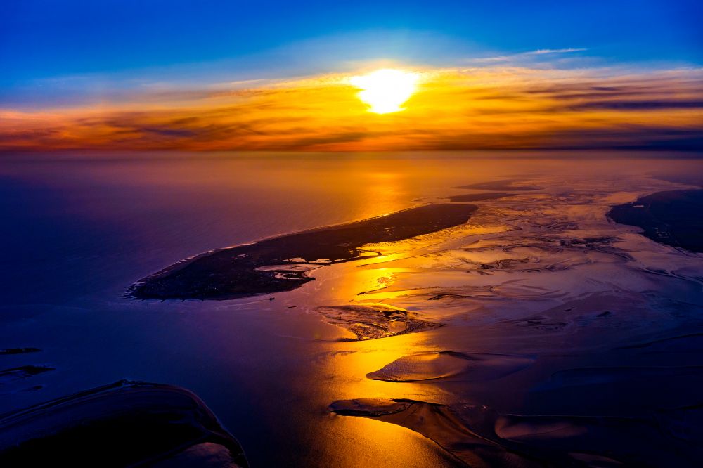 Luftaufnahme Norderney - Küsten der Nordseeinsel Norderney bei Sonnenaufgang in Norderney im Bundesland Niedersachsen, Deutschland