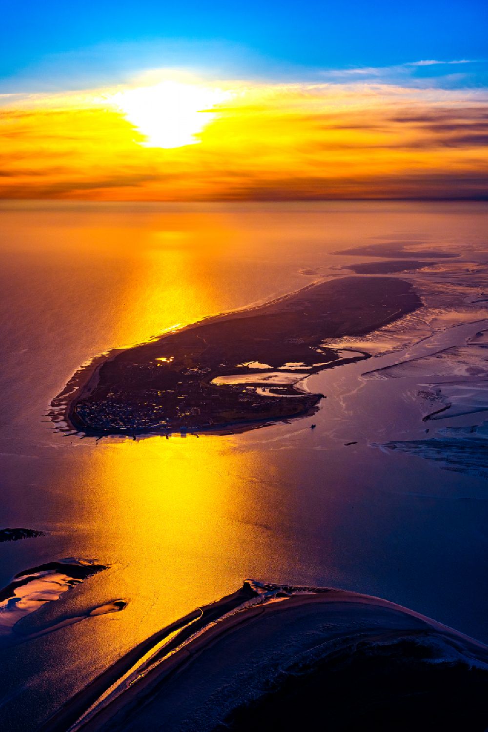 Norderney aus der Vogelperspektive: Küsten der Nordseeinsel Norderney bei Sonnenaufgang in Norderney im Bundesland Niedersachsen, Deutschland