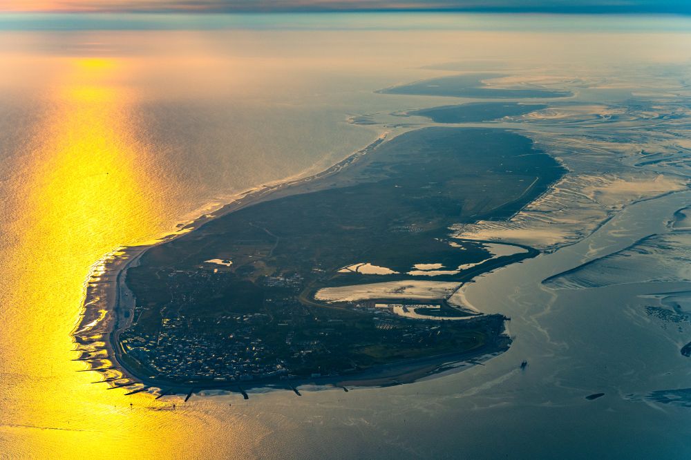Luftbild Norderney - Küsten der Nordseeinsel Norderney bei Sonnenaufgang in Norderney im Bundesland Niedersachsen, Deutschland