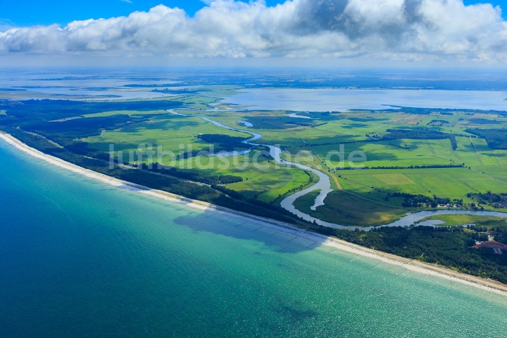 Luftaufnahme Prerow - Küsten- und Waldlandschaft am Sandstrand der Ostsee in Prerow im Bundesland , Deutschland