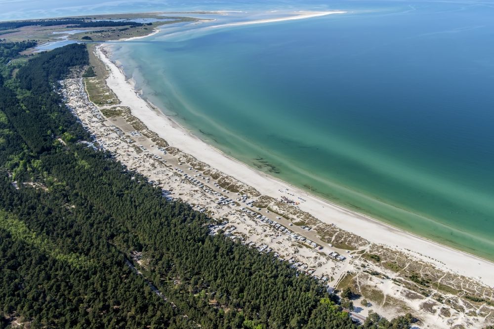 Luftaufnahme Born am Darß - Küsten- und Waldlandschaft am Sandstrand der Ostsee in Prerow im Bundesland , Deutschland