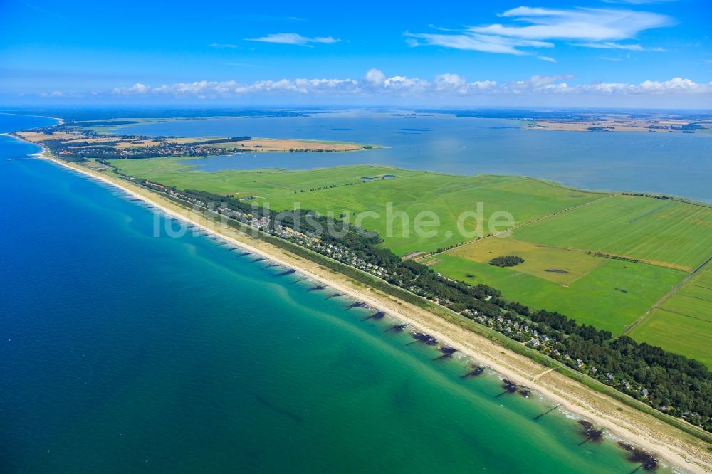 Luftbild Wustrow - Küsten- und Wiesenlandschaft in Wustrow im Bundesland Mecklenburg-Vorpommern, Deutschland