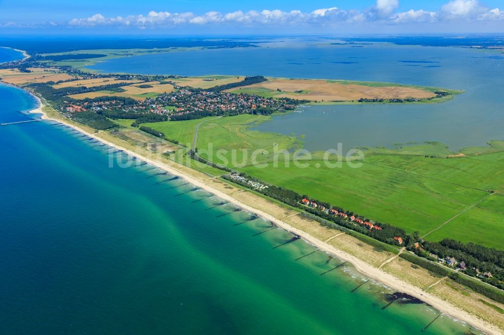 Luftaufnahme Wustrow - Küsten- und Wiesenlandschaft in Wustrow im Bundesland Mecklenburg-Vorpommern, Deutschland
