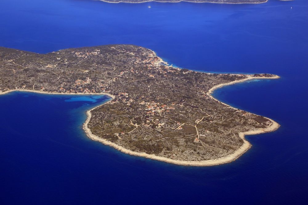 Drvenik Mali von oben - Küstenbereich Adriatisches Meer - Insel in Drvenik Mali in Splitsko-dalmatinska zupanija, Kroatien