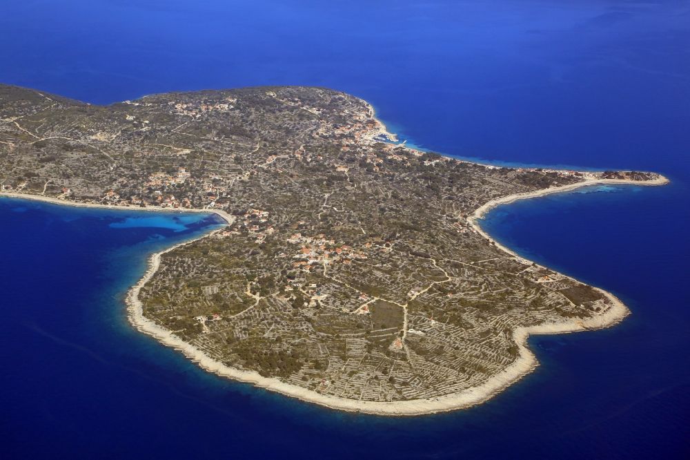 Drvenik Mali aus der Vogelperspektive: Küstenbereich Adriatisches Meer - Insel in Drvenik Mali in Splitsko-dalmatinska zupanija, Kroatien