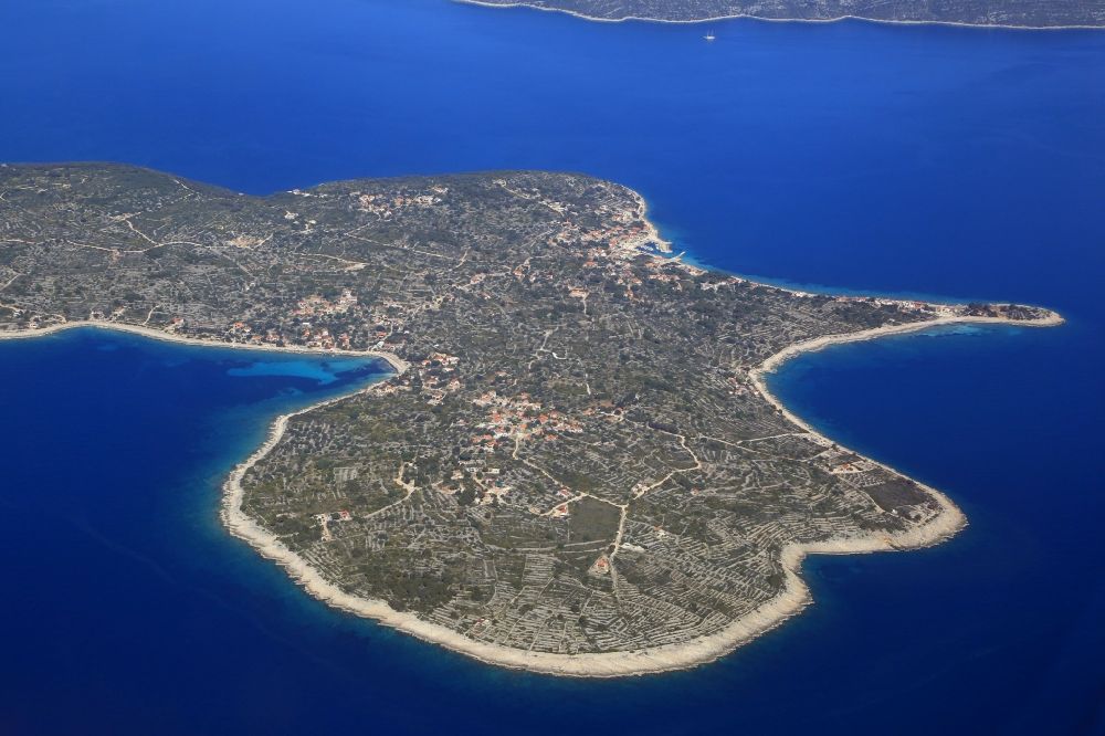 Luftbild Drvenik Mali - Küstenbereich Adriatisches Meer - Insel in Drvenik Mali in Splitsko-dalmatinska zupanija, Kroatien