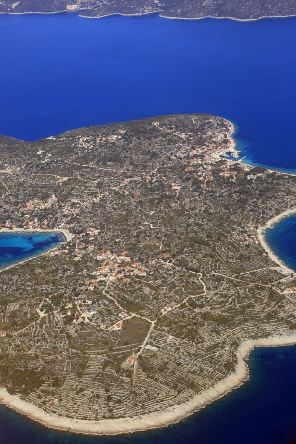 Luftaufnahme Drvenik Mali - Küstenbereich Adriatisches Meer - Insel in Drvenik Mali in Splitsko-dalmatinska zupanija, Kroatien