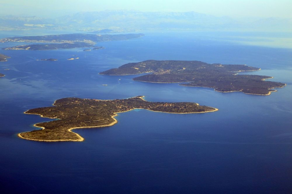 Drvenik Veli von oben - Küstenbereich Adriatisches Meer - Insel in Drvenik Veli in Splitsko-dalmatinska zupanija, Kroatien