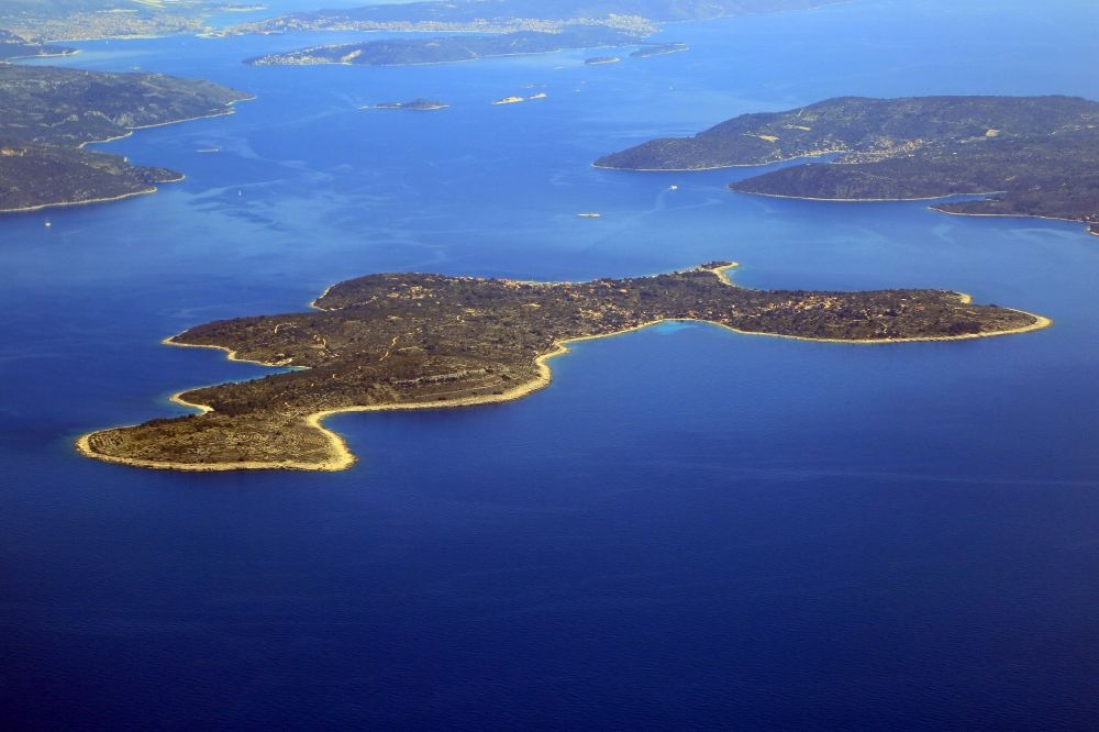 Drvenik Veli aus der Vogelperspektive: Küstenbereich Adriatisches Meer - Insel in Drvenik Veli in Splitsko-dalmatinska zupanija, Kroatien