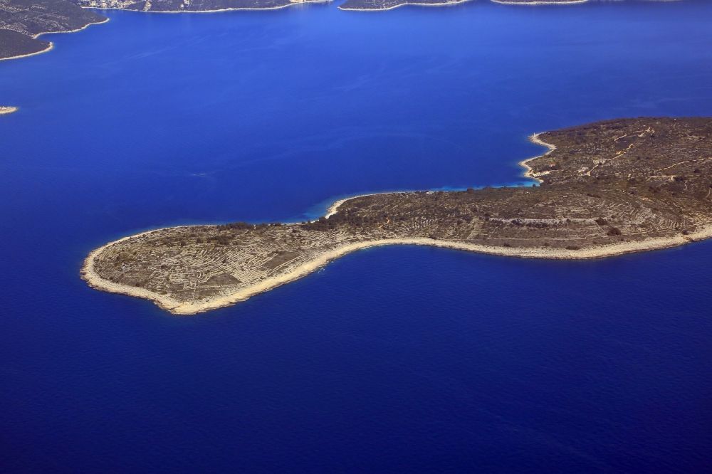 Luftaufnahme Drvenik Veli - Küstenbereich Adriatisches Meer - Insel in Drvenik Veli in Splitsko-dalmatinska zupanija, Kroatien