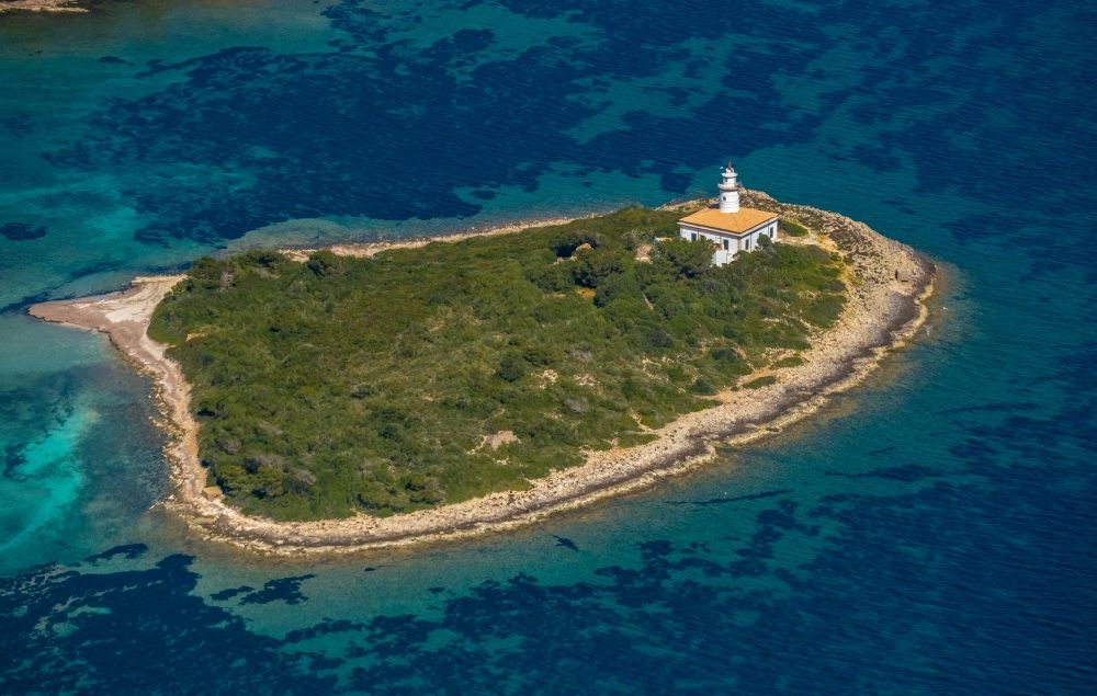 Alcudia von oben - Küstenbereich Alcanada Lighthouse - Insel in der Bucht von Alcudia in Alcudia in Balearische Insel Mallorca, Spanien