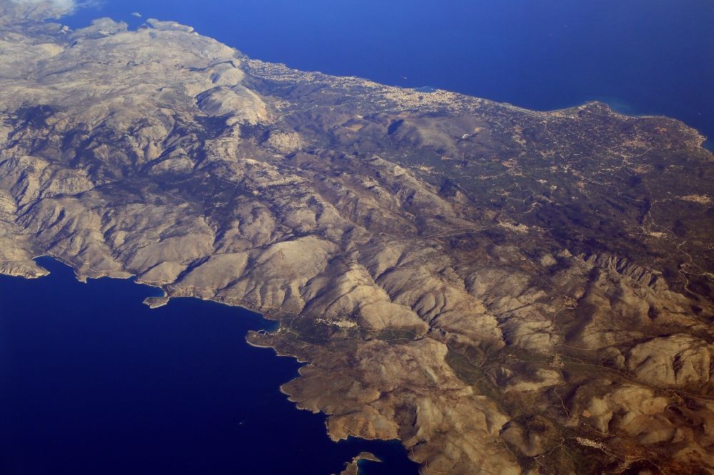 Chios aus der Vogelperspektive: Küstenbereich und Berglandschaft der Mittelmeer - Insel Chios in der Nördlichen Ägäis, Griechenland