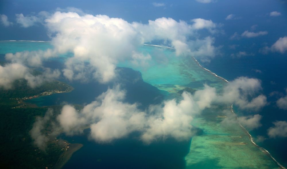 Luftaufnahme Bora-Bora - Küstenbereich der Bora-Bora - Insel in Iles Sous-le-Vent, Französisch-Polynesien