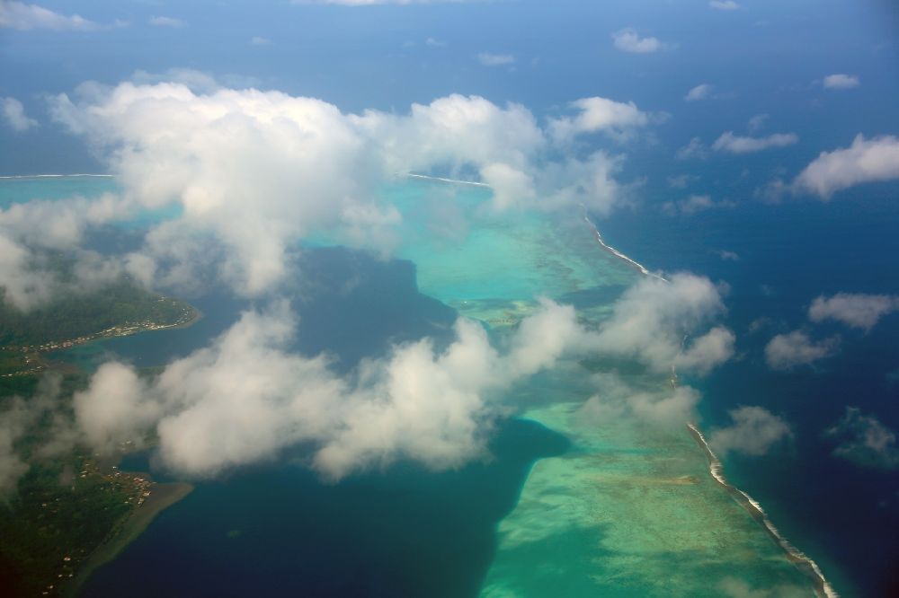 Bora-Bora von oben - Küstenbereich der Bora-Bora - Insel in Iles Sous-le-Vent, Französisch-Polynesien