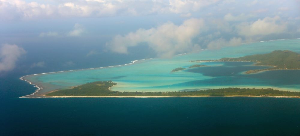 Luftbild Bora-Bora - Küstenbereich der Bora-Bora - Insel in Iles Sous-le-Vent, Französisch-Polynesien