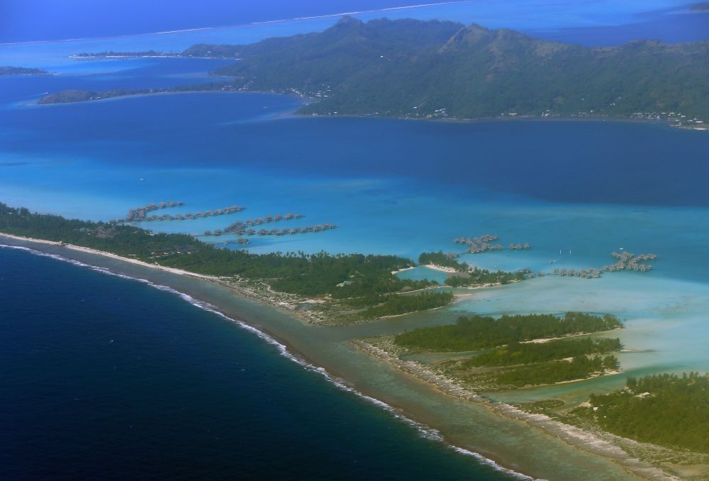 Bora-Bora aus der Vogelperspektive: Küstenbereich der Bora-Bora - Insel in Iles Sous-le-Vent, Französisch-Polynesien