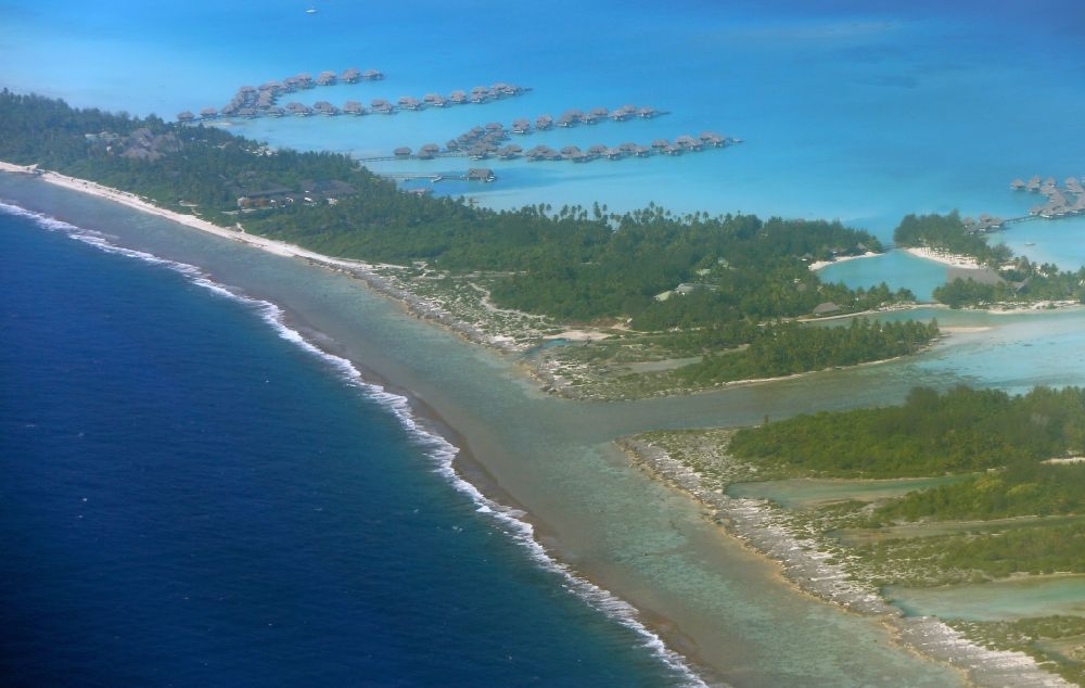 Luftbild Bora-Bora - Küstenbereich der Bora-Bora - Insel in Iles Sous-le-Vent, Französisch-Polynesien