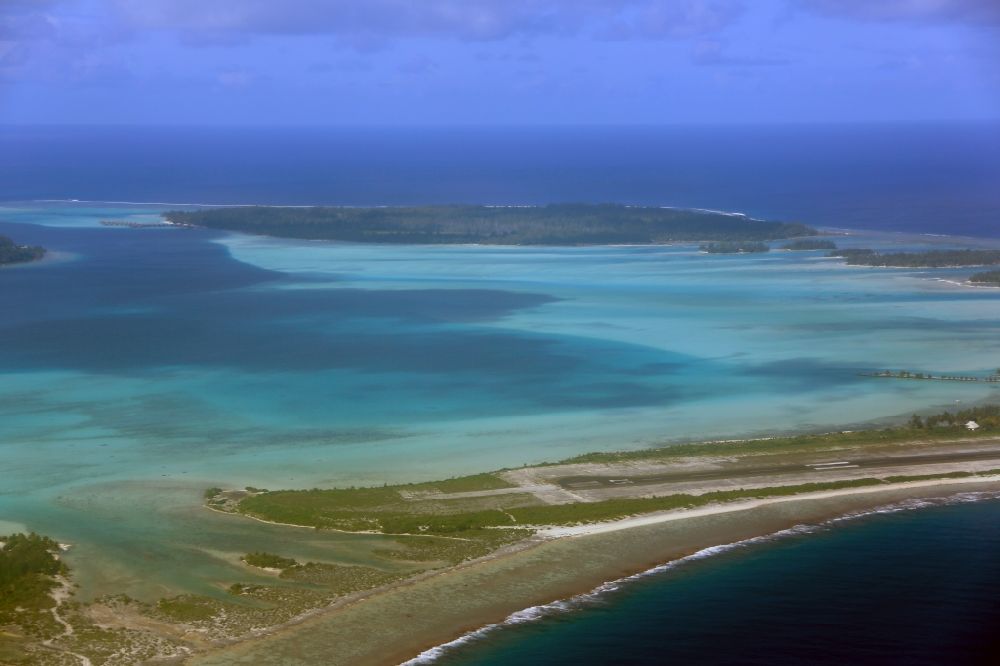 Bora-Bora aus der Vogelperspektive: Küstenbereich der Bora-Bora - Insel in Iles Sous-le-Vent, Französisch-Polynesien