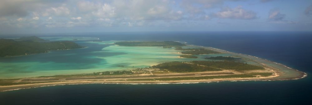 Luftaufnahme Bora-Bora - Küstenbereich der Bora-Bora - Insel in Iles Sous-le-Vent, Französisch-Polynesien