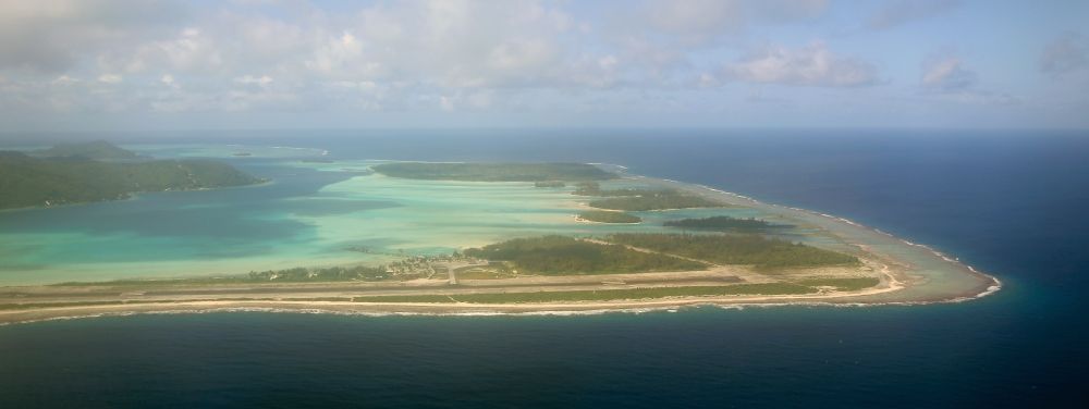 Bora-Bora von oben - Küstenbereich der Bora-Bora - Insel in Iles Sous-le-Vent, Französisch-Polynesien
