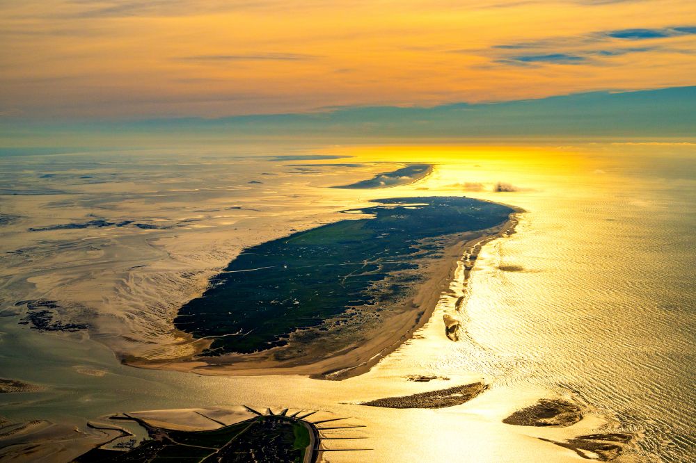 Norderney aus der Vogelperspektive: Küstenbereich der der Nordsee - Insel Norderney im Sonnenuntergang im Bundesland Niedersachsen, Deutschland